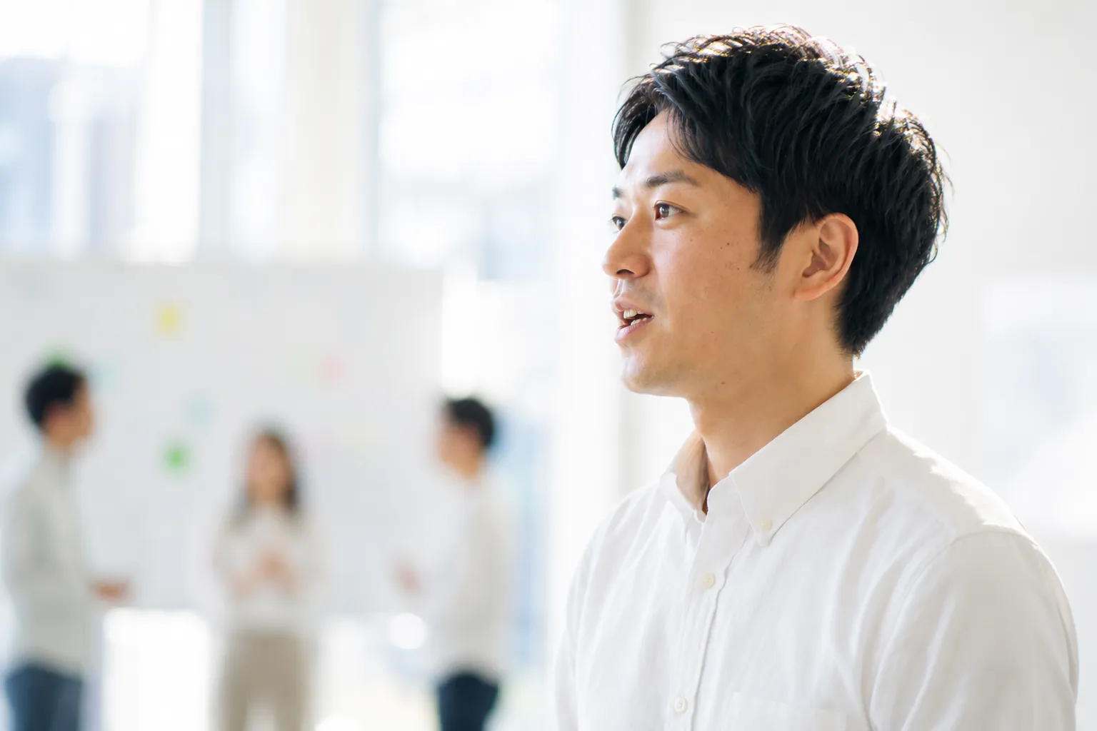 オフィスで打ち合わせをする男性